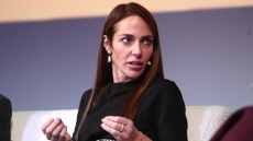 Δόμνα Μιχαηλίδου: Φτιάχνουμε 2.300 κατοικίες σε στρατόπεδα που δεν χρησιμοποιούνται 
