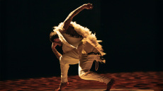 Ο διάσημος χορογράφος Σίντι Λαρμπί Σερκαουί φέρνει στην Αθήνα την παράσταση «Ihsane»