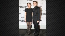 Μαριλίτα Λαμπροπούλου: Με φλοράλ καλσόν στο πλευρό του Δημήτρη Λάλου στην πρεμιέρα της «Τελευταίας Κλήσης», δείτε φωτογραφίες