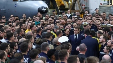 Δείτε βίντεο: Ο Εμανουέλ Μακρόν έψαλε τη «Μασσαλιώτιδα» μαζί με Γάλλους ναύτες στο «Charles de Gaulle»