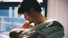 Ο Τσαρλς Μέλτον του «Riverdale» έγινε πατέρας για πρώτη φορά