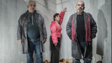 «Οι Από Κάτω»: Το βραβευμένο θεατρικό έργο της Ζέτης Φίτσιου ανεβαίνει στο Θέατρο Auditorium