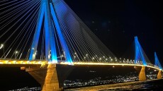 Φωταγωγήθηκε η γέφυρα Ρίου Αντιρρίου για τα 100 χρόνια του Παναιτωλικού, δείτε βίντεο