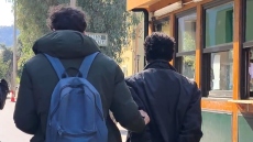 Στην Ευελπίδων ο 48χρονος Σουδανός που απειλούσε να ανατιναχθεί στη ΓΑΔΑ, δείτε βίντεο από τη μεταγωγή του