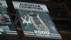 Παναθηναϊκός: Ο Μποντιρόγκα αντικαταστάθηκε από τον Αλβέρτη στο λάβαρο της Euroleague 2000, βίντεο 