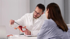 Καρκίνος ωοθηκών: 5 «σιωπηλά» συμπτώματα που δεν πρέπει να αγνοούν οι γυναίκες