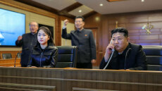 Ο Κιμ Γιονγκ Ουν επιβλέπει με την κόρη-διάδοχό του εκτόξευση πυραύλων από νέο αντιτορπιλικό, δείτε βίντεο