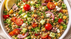 12 χορταστικές σαλάτες με όσπρια για κάθε εποχή