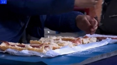 Φίλαθλος της Ατλέτικο Μαδρίτης έφτιαχνε σάντουιτς την ώρα του αγώνα στις κερκίδες του «Μετροπολιτάνο», δείτε βίντεο