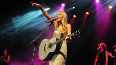 Η Τέιλορ Σουίφτ έγινε η δεύτερη πλουσιότερη διάσημη γυναίκα στον κόσμο, η περιουσία της έφτασε τα 2 δισεκατομμύρια δολάρια