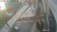 Βίντεο: Η τρελή πορεία του 20χρονου οδηγού που παρέσυρε ηλικιωμένη, χτύπησε μηχανάκι και βαν και κατέληξε σε φαρμακείο στον Πειραιά
