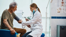 Με ιδιωτικό ιατρείο 1 στους 10 γιατρούς του ΕΣΥ – Αποκλειστικά στοιχεία του ygeiamou για το 2026