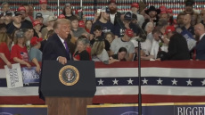 Οπαδός του Τραμπ λιποθύμησε κατά τη διάρκεια ομιλίας του στο Λούιβιλ: Δείτε βίντεο