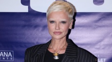 Αντριάνα Σκλεναρίκοβα: Αγνώριστη με κοντά μαλλιά και πλατινέ φρύδια