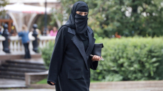 Τα δύο σενάρια για την απαγόρευση της μπούρκας: Στόχος η προστασία ανηλίκων που εξαναγκάζονται να τη φορούν
