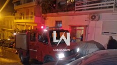 Κινητοποίηση της Πυροσβεστικής στη Λαμία για φωτιά σε διαμέρισμα, απεγκλωβίστηκε μόνη της 60χρονη, βίντεο