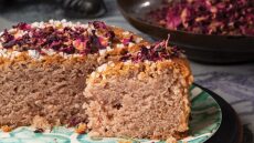 Κέικ με λάδι: 7 εύκολες συνταγές για αφράτα σπιτικά γλυκά
