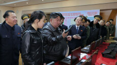 Η Πιονγκγιάνγκ δημοσίευσε φωτογραφία που δείχνει την κόρη του Κιμ Γιονγκ Ουν να πυροβολεί με πιστόλι