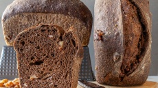 Χαρούπι: Γιατί επιστρέφει στην κουζίνα μας και πώς να φτιάξουμε ψωμί και παξιμάδια