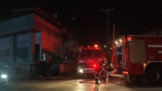 Υπό μερικό έλεγχο η φωτιά σε κατάστημα ηλεκτρικών σκούτερ στη Βάρης-Κορωπίου: Δύο άτομα με αναπνευστικά προβλήματα, δείτε βίντεο 