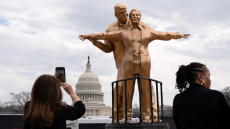 Χρυσό άγαλμα στην Ουάσινγκτον δείχνει τον Τραμπ αγκαλιά με τον Επστάιν σε πόζα... Τιτανικού, δείτε βίντεο