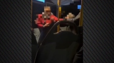 Επιβάτης επιτέθηκε σε νεαρή μέσα σε ΚΤΕΛ στη Θεσσαλονίκη και ο οδηγός τον κατέβασε από το λεωφορείο, δείτε βίντεο