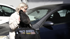 Παραδόθηκε η Ελένη Ζαρούλια στο ΑΤ Πεύκης για να οδηγηθεί στη φυλακή, δείτε βίντεο
