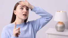 Γιατί θυμόμαστε ένα παλιό τραγούδι αλλά όχι γιατί μπήκαμε στο δωμάτιο; Μια ειδικός μάς «ξεναγεί» στη μνήμη