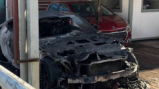 Έκαψε ΙΧ σε μάντρα αυτοκινήτων στην Πάτρα με βενζίνη και φωτοβολίδα, βίντεο δείχνει τις κινήσεις του δράστη
