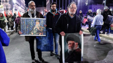 Ο φωτορεπόρτερ που απαθανάτισε τον Λαφαζάνη με το πορτρέτο του Χαμενεΐ ξεσπά: Δεν είναι ΑΙ, λυπηρό να πρέπει να αποδείξουμε τα αυτονόητα