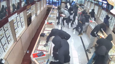 Απίστευτο βίντεο με τουλάχιστον 20 ληστές να σπάνε κοσμηματοπωλείο στην Καλιφόρνια και να αρπάζουν «λεία» 1,4 εκατ. ευρώ σε ένα λεπτό