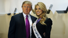 «Δεν σε αναγνωρίζω καν»: Η πρώην Μις Καλιφόρνια επιτίθεται με ανοιχτή επιστολή στον Τραμπ για τη στήριξή του στο Ισραήλ