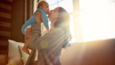 Μειώνονται οι γεννήσεις στην Ελλάδα, αυξάνεται η πίεση στο ασφαλιστικό – Τι δείχνουν τα στοιχεία