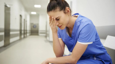 Τα νοσοκομεία μας έχουν τους μισούς νοσηλευτές συγκριτικά με την Ευρώπη – Πώς θα ενισχυθεί ο κλάδος