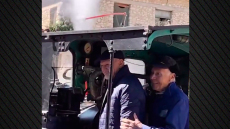 Γιώργος Παπανδρέου: Ανέβηκε στην ατμομηχανή του οδοντωτού στα Καλαβρυτα και σφύριξε ρυθμικά, δείτε βίντεο