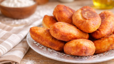 Μια ζύμη, άπειρα πιροσκί: Από το αγαπημένο με πατάτα έως το χορταστικό με κιμά