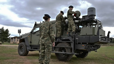 «Όχι» του ΚΚΕ στις γυναίκες «στα χακί»: Προκλητική η καμπάνια του υπουργείου Άμυνας