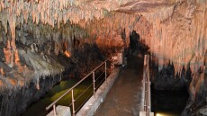 Ιχνηλατώντας το Σπήλαιο του Δράκου στην Καστοριά, ένας υπόγειος κόσμος γεμάτος σταλακτίτες, σταλαγμίτες και υπόγειες λίμνες
