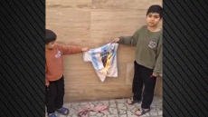 Παιδιά στο Ιράν έκαψαν φανέλες του Μέσι μετά την συνάντησή του με τον Τραμπ στον Λευκό Οίκο, δείτε βίντεο 