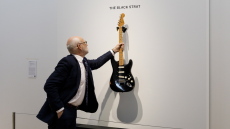 Η «Black Strat» του Ντέιβιντ Γκίλμορ έγινε η πιο ακριβή κιθάρα που πωλήθηκε ποτέ σε δημοπρασία