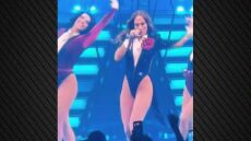 Η Τζένιφερ Λόπεζ παραλίγο να πέσει στη σκηνή σε συναυλία στο Λας Βέγκας, δείτε βίντεο