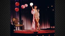 Η Λίλι Άλεν βγήκε στη σκηνή με μίνι σιθρού φόρεμα, εσώρουχα και πουπουλένια ρόμπα