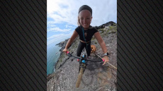 Βίντεο που κόβει την ανάσα: Ισπανίδα ποδηλάτισσα γλιστράει σε γκρεμό και γλιτώνει παρά τρίχα