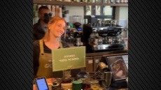 «Κοιτάξτε την, είναι εκπληκτική»: Η 17χρονη που σέρβιρε καφέ στον Νετανιάχου έγινε viral στα social media