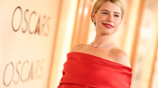 Ένα βραβείο κομψότητας στην Τζέσι Μπάκλεϊ: Η εντυπωσιακή εμφάνισή της στο κόκκινο χαλί των Όσκαρ 2026
