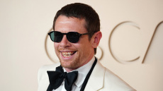 Ο Τζακ Ο’Κόνελ με… δόντια βαμπίρ στο κόκκινο χαλί των Όσκαρ 2026