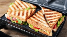 Πώς καθαρίζουμε σωστά την τοστιέρα – Πέντε tips που θα σας δώσουν τη λύση
