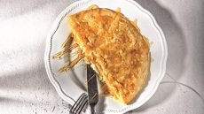 Κρέπες σαν τυρόπιτες, με μέλι