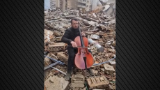 Η μουσική αντίδοτο στη φρίκη: Παίζει τσέλο πάνω στα ερείπια του πολέμου στον νότιο Λίβανο και συγκινεί, δείτε βίντεο
