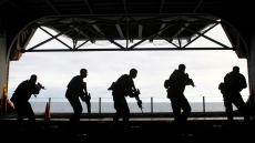 Γιατί στέλνει ο Τραμπ 2.500 Αμερικανούς πεζοναύτες στη Μέση Ανατολή: Ο κίνδυνος με τη ναρκοθέτηση στο Ορμούζ